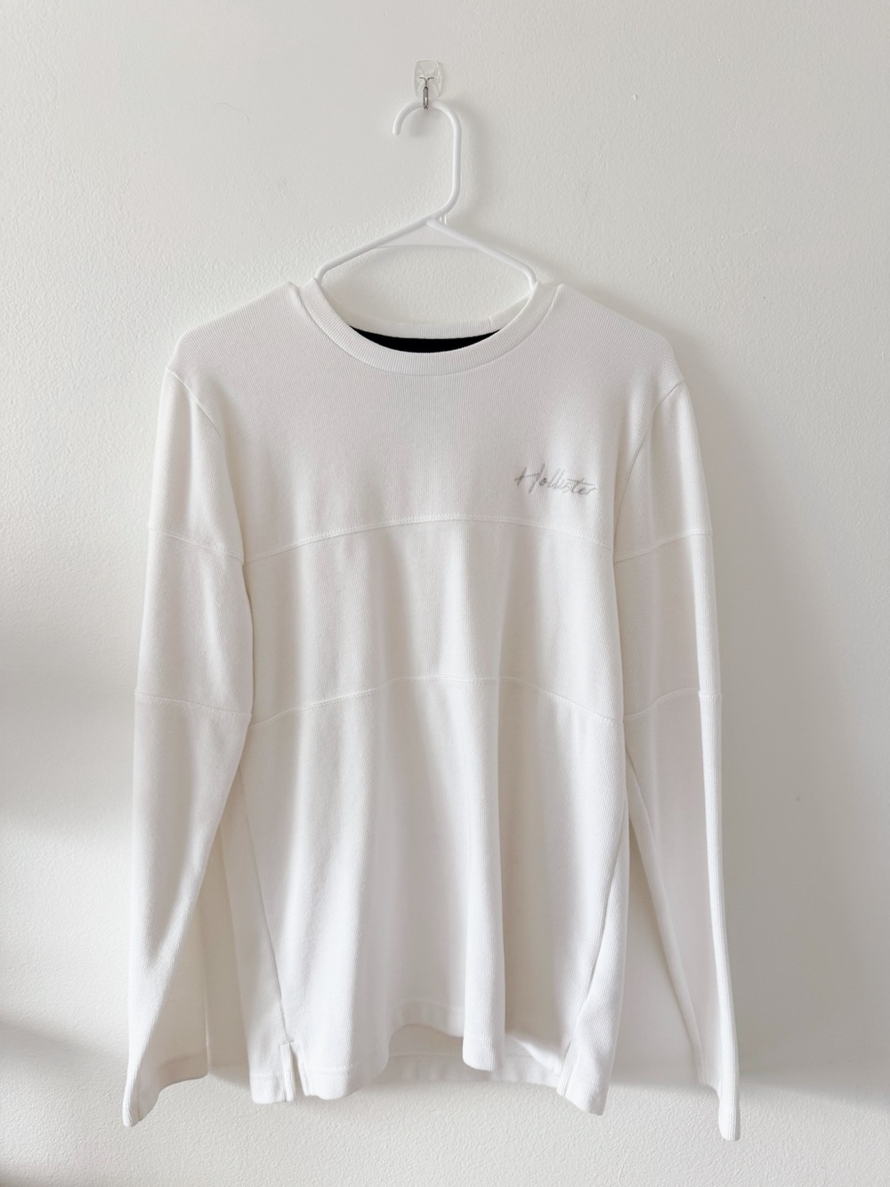 Men’s Hollister White Long-Sleeve Crew Sweatshirt